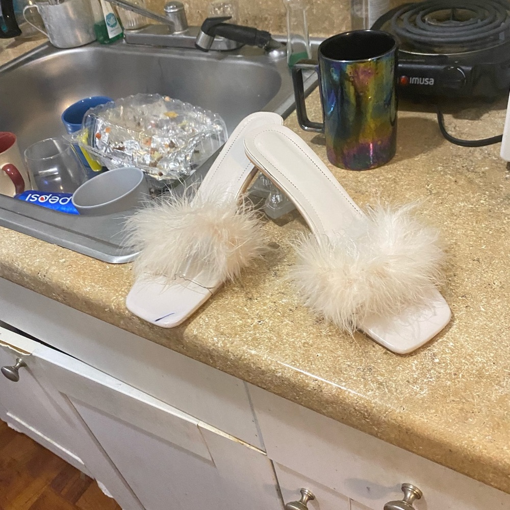 Sexy women's shoe and the best thing is that they are very comfortable to walk